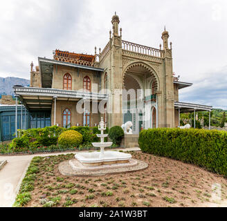 Alupka, Crimea - Luglio 12, 2019: Vorontsov Palace in Crimea, Russia. Vorontsov Palace è uno dei luoghi più belli sulla penisola di Crimea. Storico Foto Stock