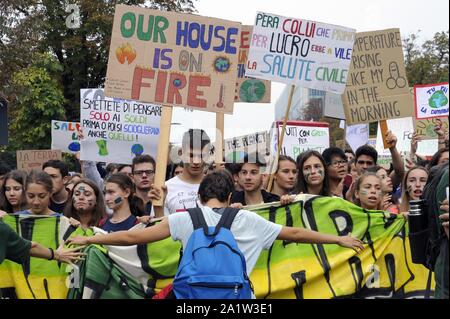 Milano (Italia), 27 settembre 2019, la terza "Global Strike per il futuro", la gioventù e la manifestazione studentesca, in segno di protesta contro il cambiamento climatico e il riscaldamento globale Foto Stock