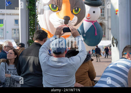 Sint Niklaas, Belgio, 8 settembre 2019, l uomo si prende una foto con il suo smartphone di palloncini speciali Foto Stock