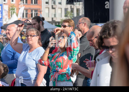 Sint Niklaas, Belgio, 8 settembre 2019, Souther ragazza scatta una foto con il suo smartphone Foto Stock