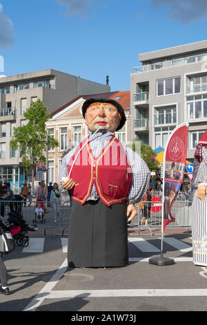 Sint Niklaas, Belgio, 8 settembre 2019, il gigante Janneke è basato sulla Sint-Niklaas altamente acclamato gold ricamatore Henri Van Severen Foto Stock