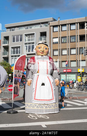 Sint Niklaas, Belgio, 8 settembre 2019, il gigante Mieke sposato il gigante Janneke entrambi i giganti di guild Foto Stock