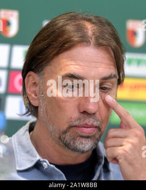 Augsburg, Germania. 28 Sep, 2019. Calcio: Bundesliga, FC Augsburg - Bayer Leverkusen, sesta giornata nel WWK-Arena. Coach Martin Schmidt da Augsburg sarà sul belvedere in occasione della conferenza stampa. Credito: Stefan Puchner/dpa - NOTA IMPORTANTE: In conformità con i requisiti del DFL Deutsche Fußball Liga o la DFB Deutscher Fußball-Bund, è vietato utilizzare o hanno utilizzato fotografie scattate allo stadio e/o la partita in forma di sequenza di immagini e/o video-come sequenze di foto./dpa/Alamy Live News Foto Stock