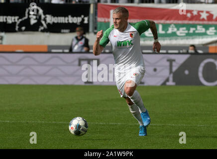 Augsburg, Germania. 28 Sep, 2019. Calcio: Bundesliga, FC Augsburg - Bayer Leverkusen, sesta giornata nel WWK-Arena. Augsburg Philipp Max gioca la palla. Credito: Stefan Puchner/dpa - NOTA IMPORTANTE: In conformità con i requisiti del DFL Deutsche Fußball Liga o la DFB Deutscher Fußball-Bund, è vietato utilizzare o hanno utilizzato fotografie scattate allo stadio e/o la partita in forma di sequenza di immagini e/o video-come sequenze di foto./dpa/Alamy Live News Foto Stock