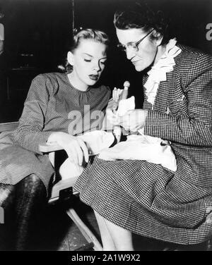 JUDY GARLAND impara a lavorare a maglia sul set candida riprese FINO A QUANDO LE NUVOLE ROLL DA 1946 il direttore Richard Whorf con Vincent Minnelli dirigere Garland come Marilyn Miller nel suo musical numbers biopic di Jerome Kern ( svolto da Robert Walker ) e il suo produttore musicale Arthur Freed Metro Goldwyn Mayer Foto Stock