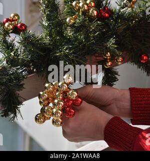 Primo piano della struttura ad albero di Natale decorato con rosso e palline dorate Foto Stock