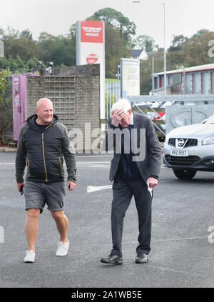 Wrightbus fondatore Sir William Wright (destra) arriva a verdi pascoli chiesa in Ballymena per servizio domenicale. Foto Stock