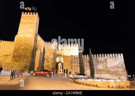 Carmona, Spagna. Il Puerta de Sevilla Siviglia (Gate), uno degli ingressi monumentali della città murata di Carmona in Andalusia Foto Stock