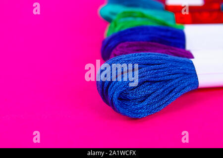 Mouline. Filo multicolore per ricamo. Filo colorato per il ricamo. Filettature moulin. Foto Stock