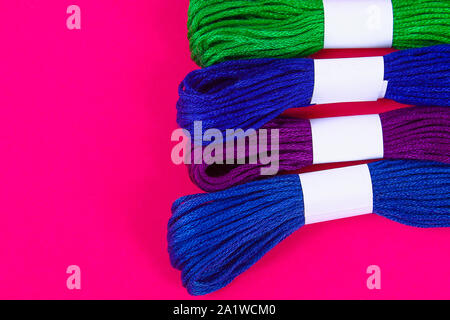 Mouline. Filo multicolore per ricamo. Filo colorato per il ricamo. Filettature moulin. Foto Stock