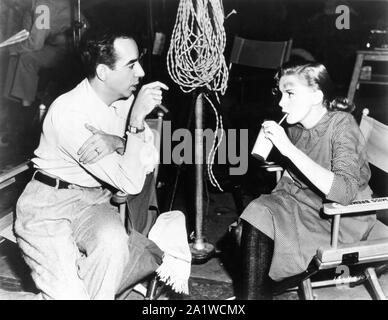 JUDY GARLAND e direttore / marito Vincente Minnelli sul set candida riprese FINO A QUANDO LE NUVOLE ROLL DA 1946 il direttore Richard Whorf con Vincent Minnelli dirigere Garland come Marilyn Miller nel suo musical numbers biopic di Jerome Kern ( svolto da Robert Walker ) e il suo produttore musicale Arthur Freed Metro Goldwyn Mayer Foto Stock