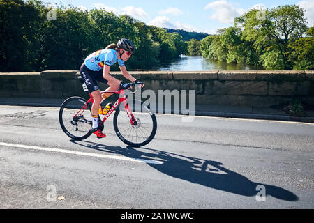 Otley, Yorkshire / UK - 28 Settembre 2019: belga Julie Van de Velde passa sopra il fiume Wharfe in Otley del ciclismo su strada UCI Campionati del Mondo Foto Stock