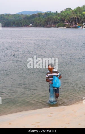 Betul Beach,Goa/India- 19 aprile 2019: i pescatori locali occupato colata le loro reti per catturare il pesce Foto Stock