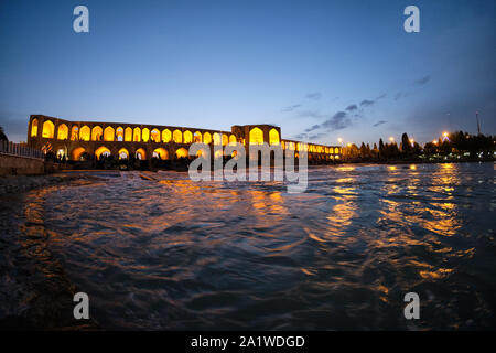 Vista notturna del ponte Khaju a Isfahan, Iran Foto Stock