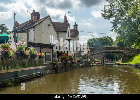 Il canale e barca Inn at Gnosall sul Shropshire Union Canal in Inghilterra. Foto Stock