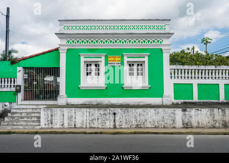 Igarassu, Brasile - Circa Agosto 2019: ben conservata casa coloniale in affitto/vendita nel centro storico di Igarassu Foto Stock