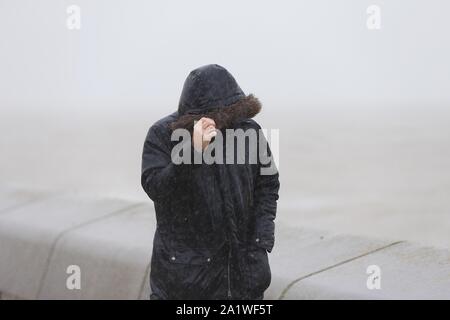 Dymchurch, Kent, Regno Unito. 29 Sep, 2019. Regno Unito: Meteo agenzia per l'ambiente Problema avvertimento: Costa da Folkestone a St Mary's Bay inondazioni è previsto - richiesta di intervento immediato. Questo allarme alluvione è stato rilasciato a causa di alte maree dovrebbe influire sulle località costiere in questa zona. Allagamento è previsto almeno due ore su entrambi i lati di alta marea, tra le 10:15pm e le 2:15pm domenica 29 settembre 2019. Il Flooding meteo per influenzare le posizioni più vicina alla costa in tutta questa zona, in particolare intorno a St Mary's Bay, Dymchurch e Hythe. ©Paolo Lawrenson 2019, Photo credit: Paolo Lawrenson/Alamy Live News Foto Stock