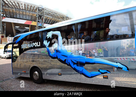 Il 29 settembre 2019; Stadio San Paolo, Napoli, Campania, Italia; di calcio della Serie A, Napoli versus Brescia Calcio; la Napoli autobus squadra e i giocatori arrivano Foto Stock