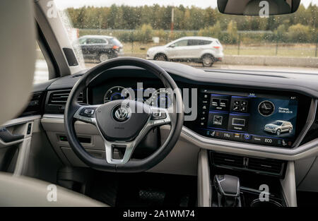 Minsk, Bielorussia - 20 Settembre 2019: Volkswagen Touareg di terza generazione interna 2019 vista dashboard Foto Stock