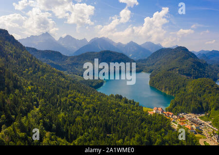 Vista aerea sul lago Alpsee, Baviera, Germania. Concetto di viaggi ed escursioni nelle Alpi tedesche. Foto Stock
