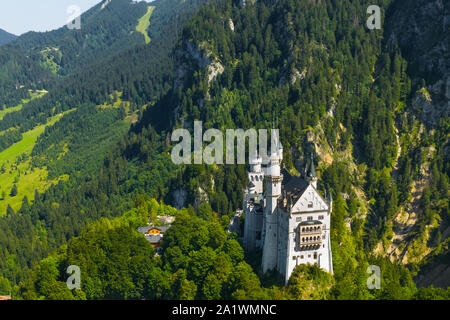 Vista aerea sul Castello di Neuschwanstein Schwangau, Baviera, Germania. Drone immagine del paesaggio delle Alpi con alberi e montagne. Foto Stock