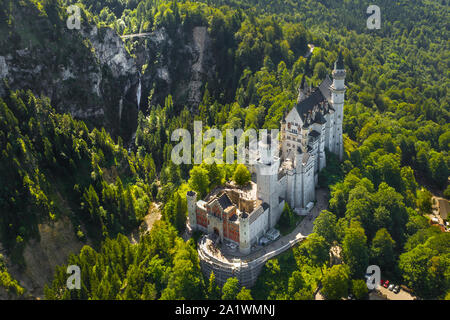 Vista aerea sul Castello di Neuschwanstein Schwangau, Baviera, Germania. Drone immagine del paesaggio delle Alpi con alberi e montagne. Foto Stock