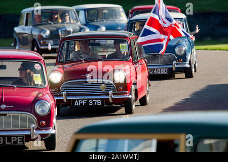 Morris Mini Cooper battenti bandiera dell'Union Jack in via Parade celebra "ixty anni della Mini' al Goodwood xiv sett 2019 Chic Foto Stock