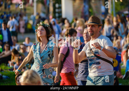 Le persone che frequentano open-air concerto presso il Festival Internazionale di Jazz 'Usadba Jazz' nel Parco Kolomenskoe Foto Stock