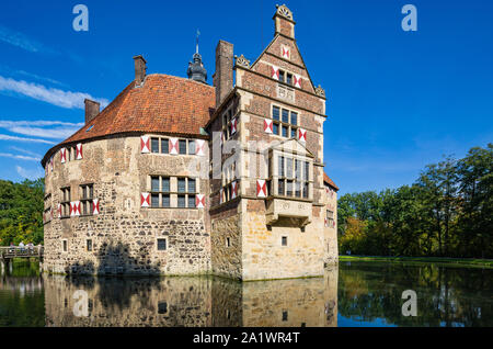 D-Luedinghausen, Stever, Muensterland, Westfalia, Renania settentrionale-Vestfalia, NRW, Vischering Castello, moated il castello, Castello dei Cavalieri, medioevo, rinascimento, museo Muensterland, finestra di baia, Fossato, fossato del castello Foto Stock