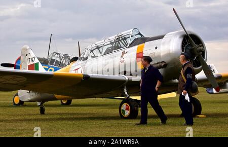 North American Harvard IV (G-BGPB) sul flightline all'IWM Duxford, Battaglia di Gran Bretagna su airshow il 22 settembre 2019 Foto Stock