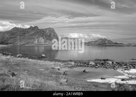 Immagine in bianco e nero della vista su Skifjorden vicino a Stamsund, Vestvagoy, Isole Lofoten in Norvegia Foto Stock