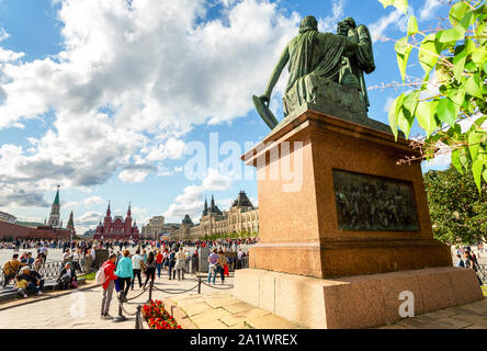 Mosca, Russia - Luglio 7, 2019: vista della Piazza Rossa e il monumento a Minin e Pozharsky nella giornata di sole Foto Stock