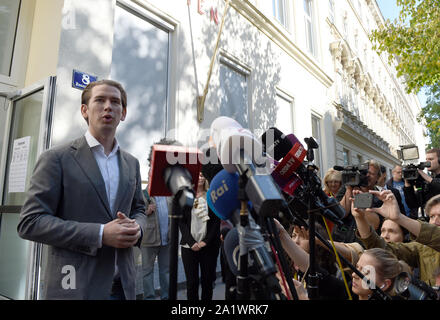 Vienna, Austria. 29Sep, 2019. Sebastian Kurz, presidente del Partito popolare austriaco, parla ai giornalisti di fronte ad una stazione di polling a Vienna, Austria, Sett. 29, 2019. Cabine di polling aperti in Austria di domenica per una elezione a scatto in cui 6,4 milioni gli elettori decideranno sul loro prossimo la Camera Bassa del parlamento. Oltre 10.000 sedi di polling sono disponibili. All elezione, 183 delegati verranno scelti per rappresentare otto partiti del parlamento. Credito: Guo Chen/Xinhua/Alamy Live News Foto Stock