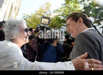 Vienna, Austria. 29Sep, 2019. Sebastian Kurz (R), presidente del Partito popolare austriaco, parla di un anziano di fronte ad una stazione di polling a Vienna, Austria, Sett. 29, 2019. Cabine di polling aperti in Austria di domenica per una elezione a scatto in cui 6,4 milioni gli elettori decideranno sul loro prossimo la Camera Bassa del parlamento. Oltre 10.000 sedi di polling sono disponibili. All elezione, 183 delegati verranno scelti per rappresentare otto partiti del parlamento. Credito: Guo Chen/Xinhua/Alamy Live News Foto Stock