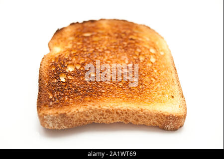 Una fetta di pane tostato pane rosolato, isolato Foto Stock