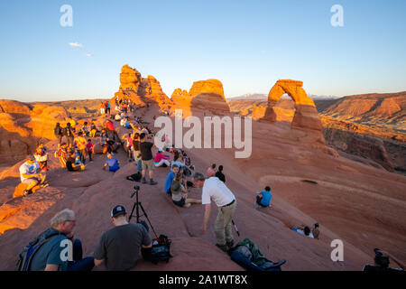 Grappolo di persone in attesa per la benna foto con le Delicate Arch, Utah, Stati Uniti d'America, crazy turismo, realtà, vacanze, ferie, estate, Foto Stock