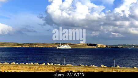 A Gozo, Malta - 8 ottobre 2018:TaPinu vela nel porto di Mgarr Foto Stock