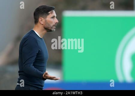 29 settembre 2019, il Land della Baviera, Fürth: Calcio: Seconda Bundesliga, SpVgg Greuther Fürth - Holstein Kiel, ottava giornata al Sportpark Ronhof Thomas Sommer. Fürth coach Stefan Leitl gesti sul bordo del passo. Foto: Daniel Karmann/dpa - NOTA IMPORTANTE: In conformità con i requisiti del DFL Deutsche Fußball Liga o la DFB Deutscher Fußball-Bund, è vietato utilizzare o hanno utilizzato fotografie scattate allo stadio e/o la partita in forma di sequenza di immagini e/o video-come sequenze di foto. Foto Stock