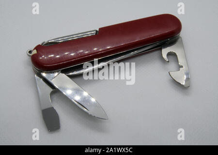 Piccola e compatta coltello. Esercito compatto coltello. Pratico strumento coltello. Foto Stock