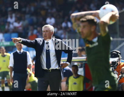 Il 29 settembre 2019; Stadio San Paolo, Napoli, Campania, Italia; di calcio della Serie A, Napoli versus Brescia Calcio; Carlo Ancelotti allenatore di Napoli invia le istruzioni in Foto Stock