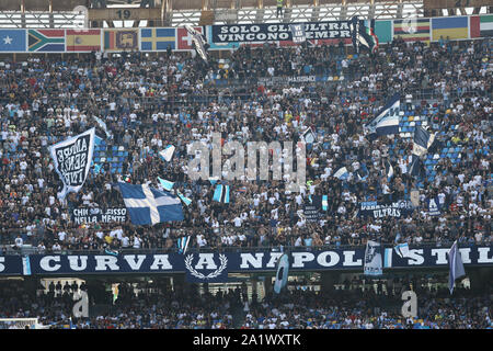 Il 29 settembre 2019; Stadio San Paolo, Napoli, Campania, Italia; di calcio della Serie A, Napoli versus Brescia Calcio; sopporters di Napoli mostrano il loro supporto del team Foto Stock