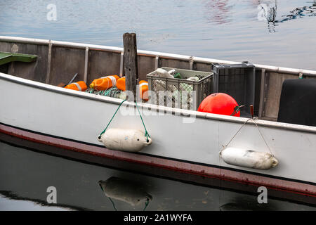 Vecchia barca da pesca con la rete e il parafango in porto Foto Stock