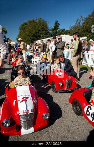 I bambini nel loro vintage Austin J40 pedale come vetture iscritte nel Settrington Cup gara al Goodwood xiv sett 2019 a Chichester, Inghilterra. Foto Stock