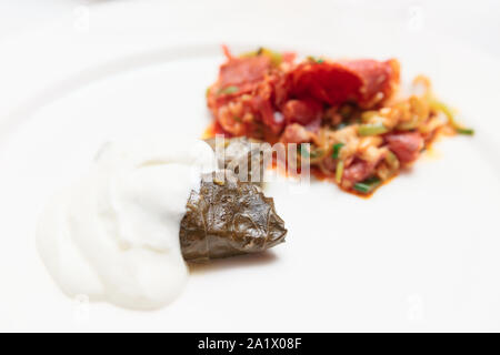 Dolma piatto in piastra, close-up, cucina medio orientale Foto Stock