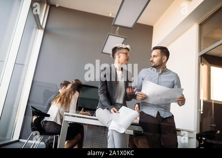 Un gruppo di persone di affari.La gente di affari a condividere le loro idee. Foto Stock