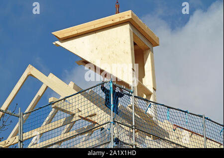 Carpenter installazione dormer in legno sul tetto Foto Stock