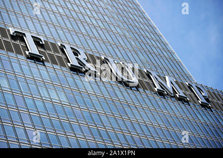 Trump grandi lettere sul lato della trump tower a Chicago in Illinois negli Stati Uniti d'America Foto Stock