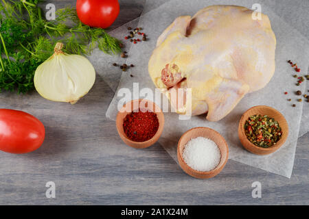 Ingredienti per la zuppa di brodo in materie di pollo intero, carote, sedano, rustico sfondo di legno Foto Stock