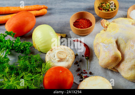 Agriturismo il pollo crudo con erbe e spezie ingredienti per la preparazione di set di freschi fatti in casa di brodo di pollo. Foto Stock