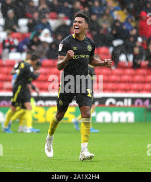 Brentford's Ollie Watkins celebra il punteggio al suo fianco il terzo obiettivo del gioco durante il cielo di scommessa match del campionato a Oakwell, Barnsley. Foto Stock